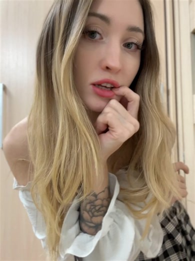 Office worker Amy 👩🏼‍🏫 on Instagram: "Keeping things simple at work today #office #usa #nycoffice #officecrush #workvibes"