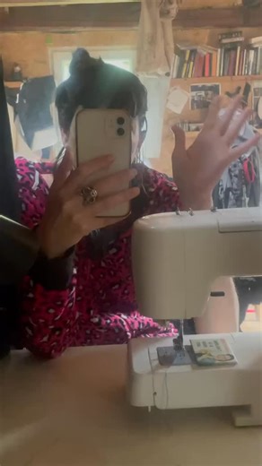 5 little fixes keeping the chaos under control: 1. 3D printed thread cone holder that looks fancier than it is 2. Velcro glued on dead speaker magnets, cheap thrills at their finest 3. LED strip inside the machine, my stitches deserve the spotlight 4. Magnet guide so my stitches pretend to be straight 5. Thread snipper on a rubber band, so it stops running away Hit me up with yours in the comments ✂️👇🏻 | Kukumjavka