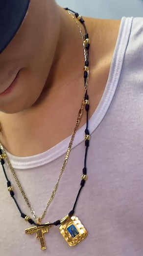 🙏 Un escapulario no es moda… Es recuerdo, historia y protección en forma de hilo ✨ Cada nudo tiene un significado. Cada imagen, una intención. Y cada pieza, un propósito 💛 💬 Comenta ESCAPULARIO si quieres los materiales para hacerlo tú también 📲 O escríbeme al 317 241 0069 para recibir el paso a paso #Escapularios #Storytelling #Fe NeoprenoBisutería HechoConSentido ColombiaEmprende NudosConHistoria | Neopreno Cali