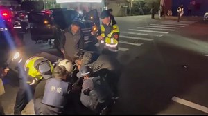 驚悚畫面曝光！金山毒駕男「持雙刀」作勢隨機攻擊 警圍捕抓到了