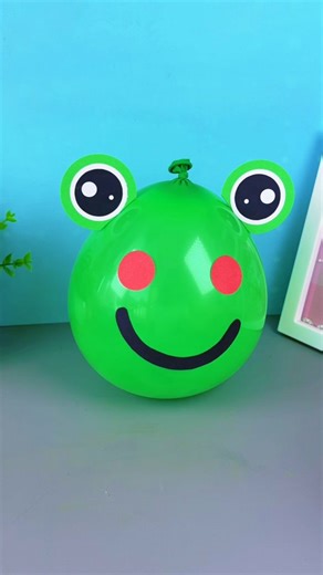 Bloomy Crafts on Instagram: "Use balloons to make a cute little frog. It's very simple. #Parent-child crafts #handmadediy"