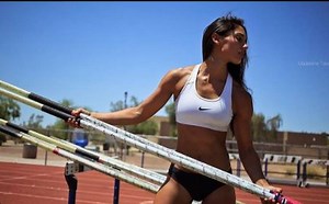 La foto que casi destruye la carrera deportiva de Allison Stokke