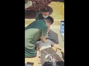 A female victim received cpr by the doctor（traffic accident in Jiujiang）