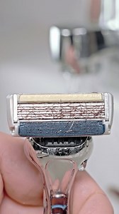 ✅ Erhältlich in den Müller Filialen oder auf der Müller Website. Die Klingen des Defender sind weiter voneinander entfernt, damit Ihr Rasierer sauber gespült werden kann und nicht verstopft. Das ist einer der Favoriten unserer Kunden.💧 "Ich kann mich 20 Mal rasieren, ohne abspülen zu müssen". ✅ FLEXIBILITÄT Dank der adaptiven Klingenaufhängung des Defender bleibt jede Klinge jederzeit in Kontakt mit Ihrer Haut und folgt jeder Kurve, um maximalen Halt und Komfort zu gewährleisten. ✅ SICHERHEITSS