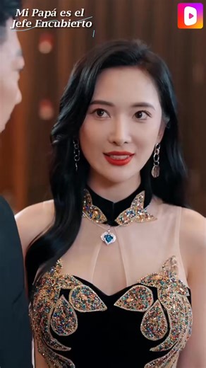 273K views · 11K reactions | https://page.dramabuzzs.com/s2l/15789.html Roberto, líder poderoso de la Sociedad Cielo, salva a Victoria, CEO del Grupo Estrella. Se casan, pero la novia de su hijo traiciona. Han protege a Roberto, quien en una conferencia revela ser el Cabeza de Dragón, apoya al Grupo Estrella y propone matrimonio a Victoria nuevamente. | DramaWave - Transmitir Drama y TV | Facebook