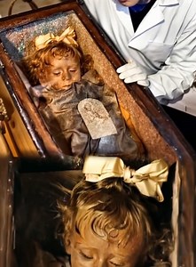 Located within the eerie corridors of the Capuchin Catacombs in Palermo, Sicily, lies an intriguing enigma that has captured the attention of scholars and history buffs alike. Among the numerous mummified remains, a particular group captures the imagination— the mummified children. For centuries, these silent sentinels have held their stories close. A passionate research team from Staffordshire University in England has taken on the challenge of uncovering the narratives surrounding these poigna