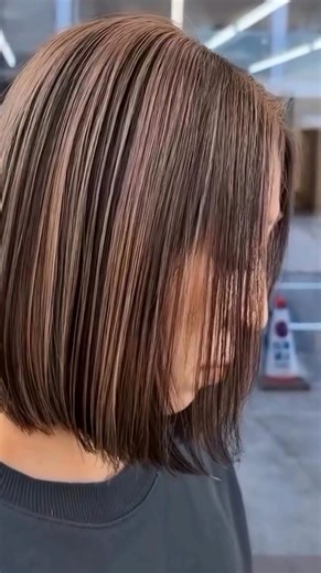 Ei color pattern ke bola hoy Starburst / Spider Sectioning Technique 🎨 Hair ke center theke multiple triangular section e divide kore bleach/lightener apply kora hoy. Result--Hair open korle sun-ray ba star er moto effect create hoy Ei technique creative highlight, fashion color & balayage blend er jonno use kora hoy. Ei system diye client ke ekdom unique, eye-catching color placement dewa jai – jeta normal foil highlighting theke completely alada We Care For You ❤️ | M R Trading Corporation