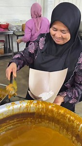 Separuh ikan mokcik bubuh, ikan besar pulok tu 😍 Sedap weyh nasi berlauk malam sini, teringat! Sambal belacan dengan gulai nyakut dooh 😋 📍NASI BERLAUK MALAM SESUAP RASA, LUNDANG ⏰ 5PM - 12AM (SELASA CUTI) #foodie #foodiekelantan #kelantanfoodie | Shahira Razali