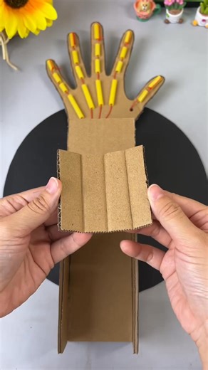 24K views · 355 reactions | Don’t toss away those #delivery boxes! Learn how to craft your very own robotic arm using cardboard. It's a fun project that turns waste into a creative toy! (cr: douyin 40523638) | T-Time HK | Facebook