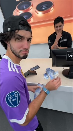 Ricky Limon on Instagram: "Comprandoles lo que quieran!😱Mañana podran ser ustedes #reels #comedia #lifestyle #friends"