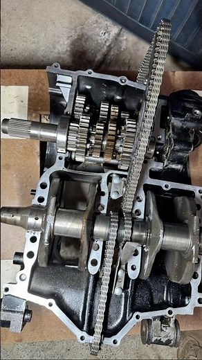 1984 Honda magna v65 crank case split finally one piston skirt cracked #motorcycle #honda #muscle