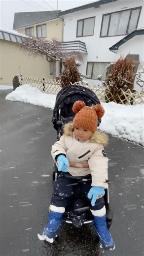 Beautiful Powder Snow in Hokkaido | Japan’s Winter Wonderland ❄️🇯🇵 #travel #toddler #jalanjalan