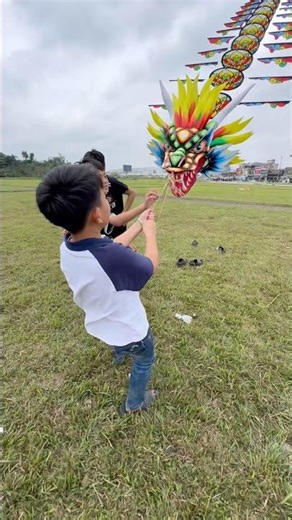 A young kite artist flying a 45-meter-long dragon kite is so beautiful and amazing... #layangan #...