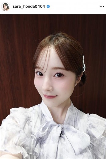 本田紗来、肩出しワンピで大人っぽく「激カワ」モデルショット　「透明感ある美しさ」「魔法みたいな可愛さ」