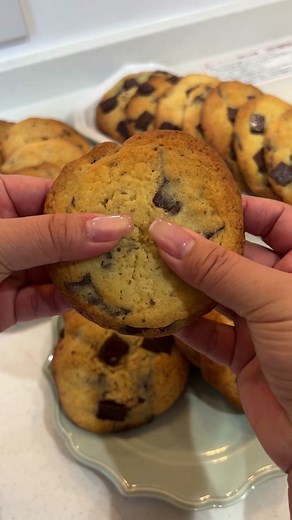 大量生産用のチョコレートチャンククッキーのレシピ🍪 【20〜21枚】 ・無塩バター 200g（常温） ・グラニュー糖 100g ・ブラウンシュガー 150g ・卵 2個（常温） ・バニラエッセンス 小さじ1 ・薄力粉 300g ・ベーキングパウダー 小さじ3 ・塩 小さじ1/2 ・チョコレート 300g ・トッピング用チョコ お好みで 180度に予熱したオーブンで10〜12分焼いてね！ クッキーの周りが、軽くきつね色になればOK🦊 #チョコチャンククッキー #簡単おやつ #大量生産