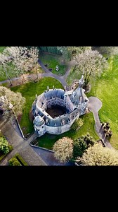 📍𝐂𝐡𝐚̂𝐭𝐞𝐚𝐮 𝐝𝐞 𝐖𝐚𝐫𝐨𝐮𝐱🇧🇪 With its rare circular shape and centuries of history behind its walls, Château de Waroux is one of Belgium’s most unique medieval estates.Once a defensive stronghold, today it stands peacefully in the Liège countryside elegant, quiet, and unlike any other château in the region. | Interesting History