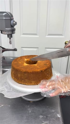 POV: It’s my first time ever making a Sour Cream Biscoff Pound Cake… and baby 😮‍🔥 Me and my Indulgee did a blind reaction review and hands down it’s a 1,000,000/10 — the BEST thing WKC has ever made! Sliced, soaked, and drizzled in cookie butter perfection 🤎 And yes… it’s ONLY available this Sunday for Cake Slice Sunday 🍰 If you wanna taste this level of indulgence, you gotta come see me Sunday from 1–5 PM. Don’t deny yourself the indulge. Period. 💁🏾‍♀️✨ #WhatKindCupcakery #CakesLikeSunday