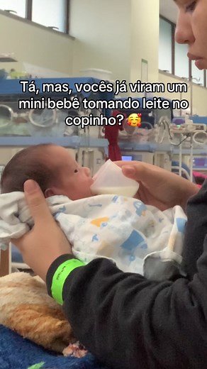 Mini Bebê Tomando Leite no Copinho 🥰 | Vídeos Fofos de Bebê Prematuro