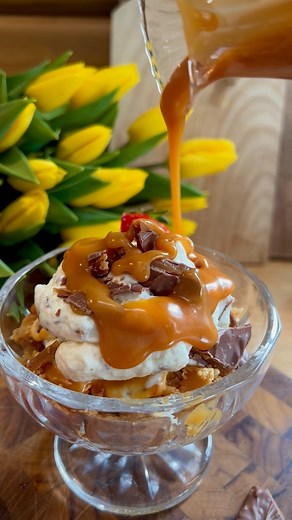 Håper du har plass til en aldri så liten påskedessert til, for her kommer den😉 Daim ostekake med karamellsaus, servert i porsjonsskåler☺️ Super enkel å lage og passer for både små og store, om dette hørtes fristende ut så les videre😉 DAIM OSTEKAKE MED KARAMELLSAUS 6-8 pers; Bunn; 250 g digestive kjeks 120 g smeltet smør Knus kjeksen og smelt smøret. Blandes godt og fordeles i dessertskåler. Settes kaldt. Ostekrem; 400 g Philadelphia 120 g melis 1 ss vaniljesukker 5 dl kremfløte 1 ss sitronsaft