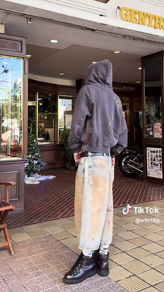 キャプションで “今年最も最悪なスタイル” について真剣に書いてる動画に｢そのトップスどこのですか？｣とか空気読めないコメントしてる人面白い 今日誕生日のひとおめでとう、どっか行け #fyp #streetwear #回転界隈 #秋コーデ #fashiontiktok @BELVET @円堂守