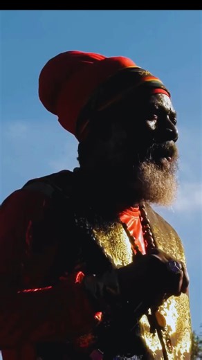 🔥 Capleton ignites AMSTERDAM! 🔥 Pure energy, roots vibes, and that unmistakable fire 🔥 When “That Day Will Come” drops live… you feel it in your soul! 🌿🎶 Captured by Reggae live concerts — this is a moment you can’t miss! ✨ #CapletonLive #ReggaeVibes #RootsAndCulture #ReggaeLegend #LiveReggae | Reggae-agenda