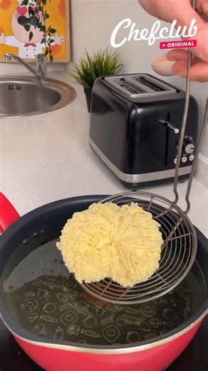 Crunchy Bacon Burger! Featuring a scrumptious cheese sauce 🍔😋 | Chefclub GruB