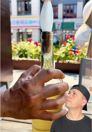 HACK TO REMOVE THE CORK FROM THE BOTTLE. #tip #hack #remove