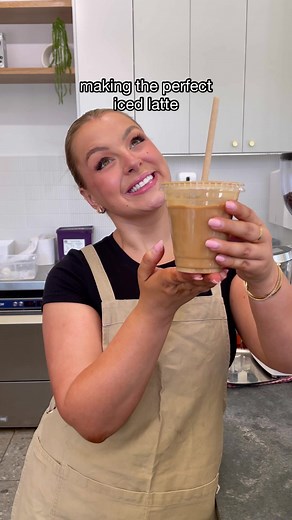 Our recipe for the perfect iced latte 🧊 keeping it nice and chilly with the perfect amount of ice, an unmatched milk to coffee ratio (there’s nothing worse than a super milky coffee) and of course, a flat lid bc they’re superior 😎 and a straw that doesnt melt and is good for the planet! 🌎