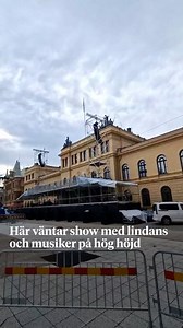 Här förvandlas Stora torget och Storgatan i Sundsvall. Snart invigs jubileumsveckan när staden firar 400 år. Lindans, musiker på hög höjd och Sundsvalls sotiga historia väntar besökarna. Läs mer på ST.nu. #stenstan #sundsvall #sundsvall400år | Sundsvalls Tidning - ST.nu