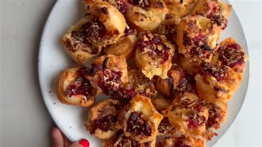 Cranberry brie bites | A festive appetizer made easy