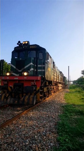 9003 GEU-40 Ultimate Speed Show with Karachi Express 🚆💨 #Shorts