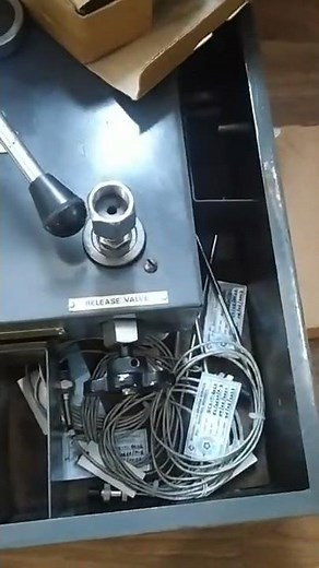 Deadweight tester uses principle of a pressure balance to calibrate pressure measuring instruments.