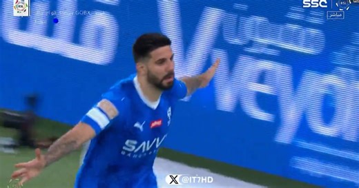 Gde ćeš na silu?! Mitrović se popeo na leđa protivnika, pa ostavio golamana i stadion u šoku