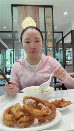 北京豆汁儿 第二弹（锦芳小吃） 豆汁儿标配三件套好喝各位 我不骗你哈哈哈哈#干饭女孩 #没什么比干饭还重要 #豆汁 #豆汁挑战 #北京豆汁