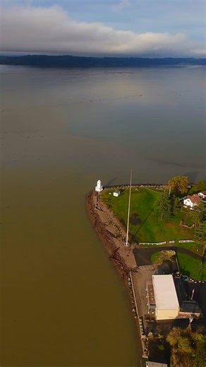 A quiet moment at Browns Point Lighthouse Park, where history meets the open water of Commencement Bay. Captured with DJI Avata, this flight highlights the classic lighthouse, shoreline, and calm winter light that make Browns Point one of Tacoma’s most peaceful waterfront spots. From the elevated view, you can see why this park has guided mariners for generations — steady, simple, and timeless. 📍 Location: Browns Point, Tacoma, Washington 🎥 Drone: DJI Avata 🌊 View: Commencement Bay & Puget So