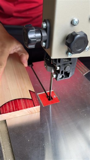 Cutting patterns with a bandsaw. #Woodwork #woodworking #carpenter #woodworker #fblifestyle #diy #woodcraft | Iza Askana