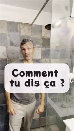 🎙️ COMMENT TU DIS ÇA ? 🛁 Aujourd’hui, on découvre et on teste ton vocabulaire de la salle de bain ! 👉 Prononce chaque mot à voix haute, puis découvre sa traduction juste en dessous. Une douche à l’italienne A walk-in shower Le receveur de douche The shower tray La bonde de douche The shower drain Le flexible de douche The shower hose La tige de douche The shower rail Une pomme de pluie A rain shower head Un peignoir de bain A bathrobe Un caillebotis A bath mat / a duckboard 💬 Tu les connaiss
