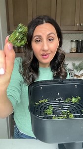 Air fried kale chips are the best way to use up that kale sitting in your fridge! | Feel Good Foodie