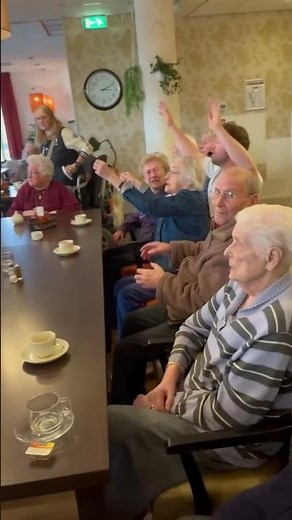 De mensen gaan ‘bewegend’ het weekend in! #Muziek #ouderen #dementie #muziektherapie