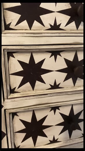 𝑁𝑎𝑡𝑎𝑙𝑖𝑎 𝐶𝑒𝑟ó𝑛 on Instagram: "De los creadores del mueble de rombos llega… el mueble de estrellas. El resultado, como en el otro mueble, o te encanta o te espanta. Yo soy fan de los muebles con personalidad que aporten un toque de carácter en la estancia donde están. De nuevo, he usado las pinturas de @chalkpaintdetiza, para la base el tono “Salón de té” y para el dibujo el tono “Rojo hidráulico”. Por último un toque de lija y de pátina “Palisandro” que le da ese punto envejecido, que