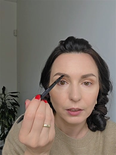 Greitas PAVASARIO makiažas 🌷 Man patinka, kai tas pačias priemones, galime pritaikyti ir kitur. Taigi, šįkart rodau, kaip veido modelavimui skirti produktai gali būti panaudoti ir akims. Na, o ši kompaktinė dėžutė, kurią dažnai vadiname