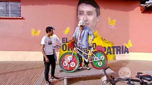 #TheSusosShow | Suso se le midió a seguir el paso de Egan Bernal en una misma bicicleta, donde recorrieron las hermosas calles de Zipaquirá, sin embargo, el ‘Paspi’ no pudo seguir el ritmo del campeón del Tour de Francia. Mira el capítulo en Caracol Play: https://bit.ly/2KF0cDC | Caracol Televisión