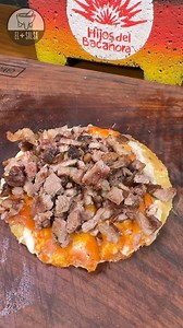 Salsa de cebolla morada acidulada y jalapeño tatemado… . No no, no saben que delicia… excelente para tacos, tortas o tostadas . Viste mucho tu taco, le da mucha textura a la hora de morder y un picor justo para no robar protagonismo . Que les parece la combinación de colores? Y el toque de orégano con vinagre? . Toda una garantía . #elmassalsa #quetodomexicoseenchile #receta #salsa #colores #hermosa #delicosa #picante #tacos #mexico | El Mas Salsa