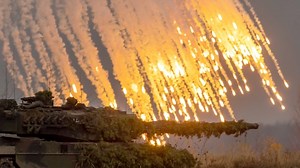 Watch Ukrainian Soldiers Train on Leopard 2 Tanks in Poland