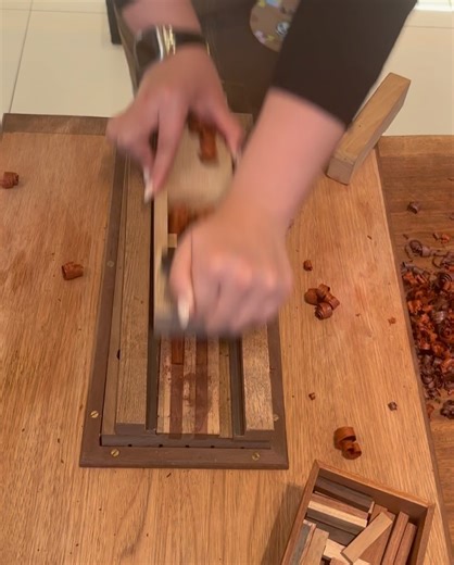 Riko Ogawa🇯🇵小川理子 on Instagram: "銀座の「木の暮らし」でお箸作りして来た☺️ 自分が好きな木を選んで→削って→やすりをかけて→ 漆につける作業というシンプルな作業なのだけど、 木をかんなで箸🥢の形にするのが、また面白いの！ かんな、、普段触らないから新鮮すぎた😙 木材に触れる機会もないしね。 馴染みのあるヒノキや、楓、桜もあるし、 かっこいい紫や黒の木もあったりと種類いっぱいで 悩んだ🥺 結局、私が選んだのは紅シタンで、 削りやすくて、色も素敵な仕上がりになりました。 最後は、本当に販売してるみたいに和紙とラッピングしてくれて嬉しかった‼︎ 非日常の、良い経験ができたよ😆 なっちゃん、誘ってくれてありがと！ 何か作ってみたい方、ぜひ銀座で箸づくりしてみて♡ @kinokurashi_ginza #箸作り体験 #箸作り #東京ワークショップ #木の暮らし #銀座デート #東京お出かけ #銀座お出かけ #大人ワークショップ #じゃらん体験"