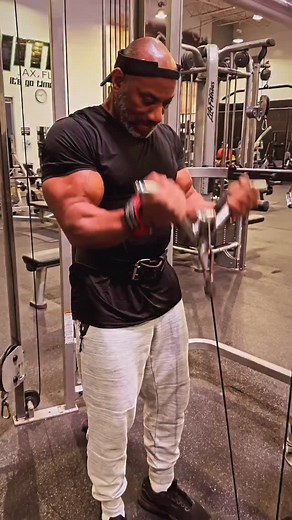 Back at it again!! Dem arms coming back!! 🤣 | Dexter Jackson