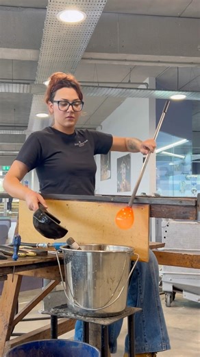 Glass conch shell 🐚 #glassblowing #glassblower #glassartist #glassart #howitsmade #glassmaking