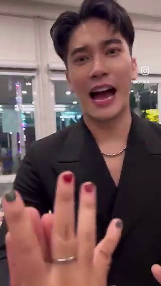 ใช้กล้องหนักจนมือเจ็บเอ็นข้อมืออักเสบ น้องยูโร บอกไม่ต้องถ่ายแล้ว ปีหน้าค่อยถ่าย (เพราะงานนี้คืองานสุดท้ายของปี) เดินไปแล้วยังดูกังวล กลับมาดูใหม่อีกรอบ แต่ผิดมือ 5555555 ลูกอุ๋งอิ๋งมาก ปล.คลิปเก่า 3 ปีที่แล้วค่า
