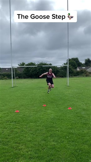 The Goose-Step 🦆 What’s the easiest way to get on the outside of a defender? 🤔 Change the pace ⏱ Hesitation creates the exact same thing in the defenders mind 🤯 Disguise what direction you’re going as best you can 🙈 Get them to stop and sit on their heels 👠 Then immediately change the pace and accelerate away on the outside 🏃‍♂️💨 #changeofdirection #agility #deception #artofdeception #bounce #rugby #rugbyunion #step #sidestep #goosestep #speed #agilitytraining #coaching #acceleration #pow