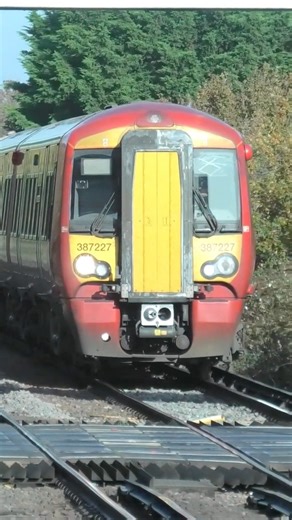 Gatwick Express/Southern Class 387 Electrostars | 387227 + 387126 arrive at Hampden Park - 8/11/2025